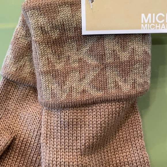 Michael Kors Tan Camel Gold Monogram MK Logo Knit Gloves NWT - Picture 5 of 6
